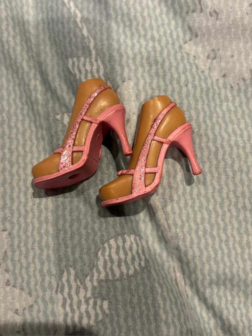 Bratz Step Out! Yasmin pink strapped heels